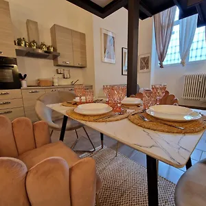 Regina In Porta Romana 2 - Sky Tv, Wifi E Breakfast Box Apartamento